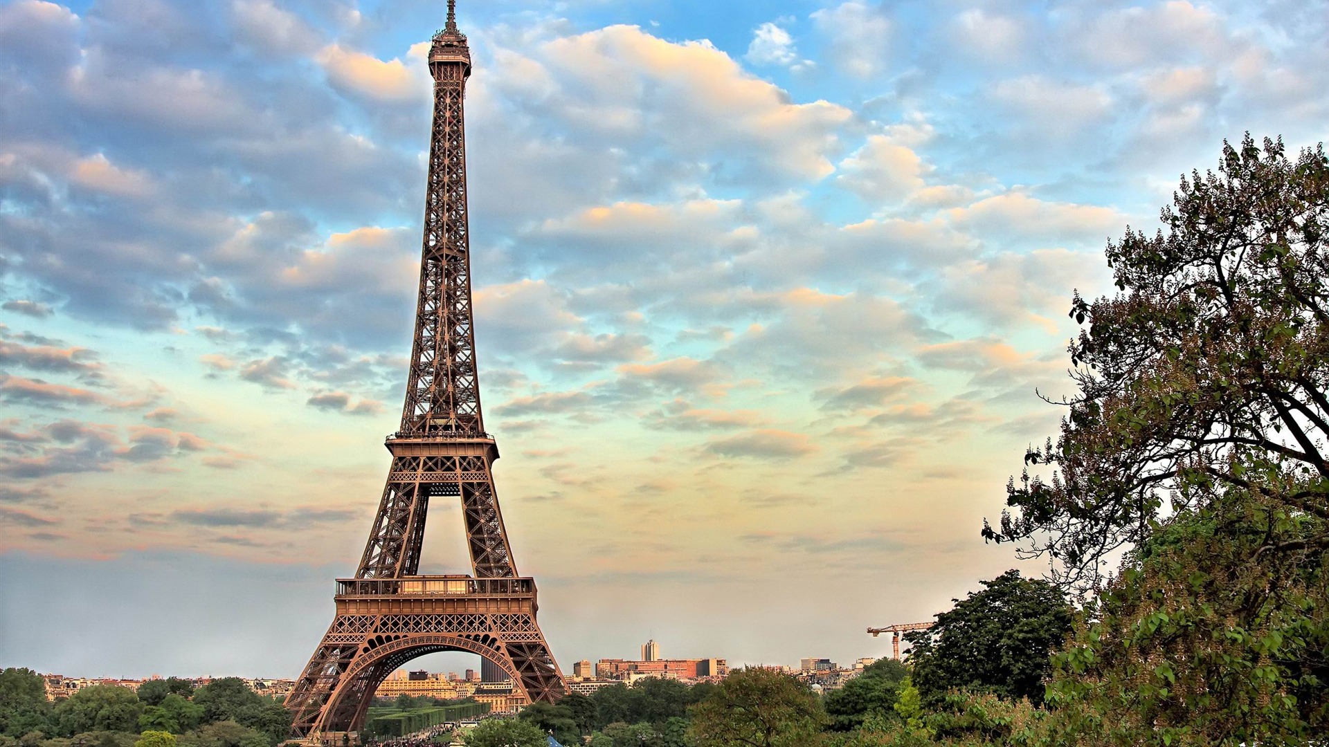 France records around 1,000 additional deaths as extreme heat breaks European records — editorial image