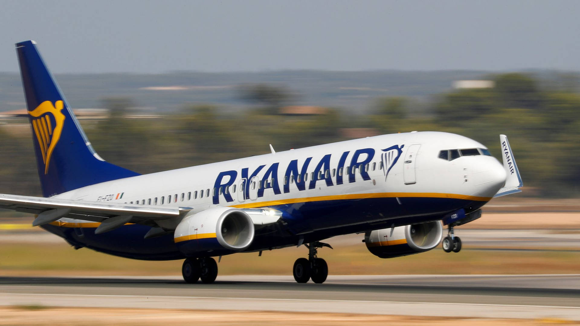 Ryanair says it will reluctantly not charge parents to sit next to children — editorial image