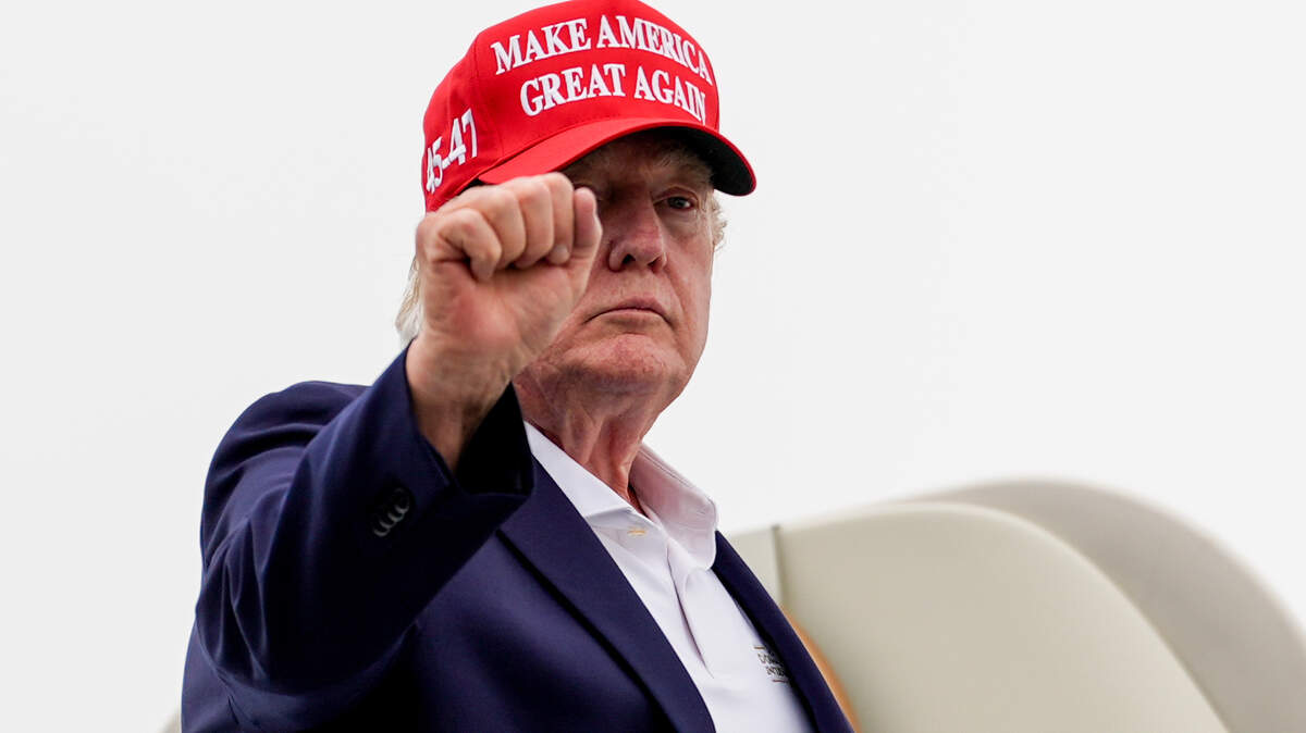 Trump waves green flag kicking off high-speed IndyCar race through Washington — editorial image