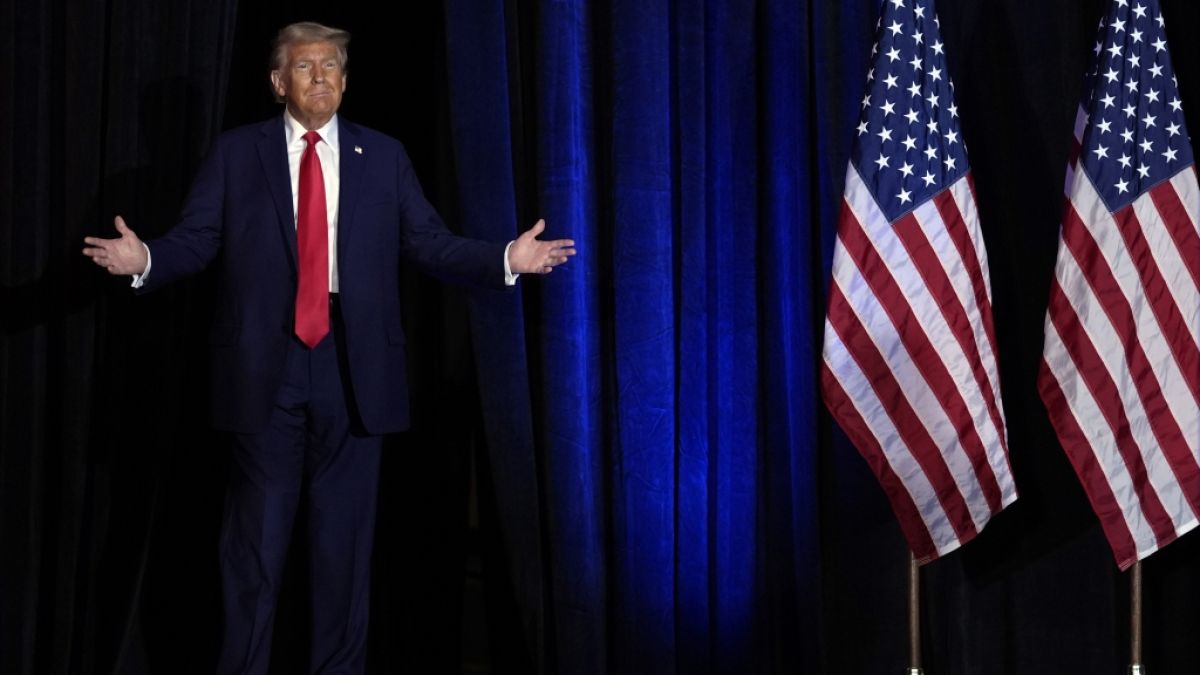 Trump waves green flag to start IndyCar race through Washington streets — editorial image